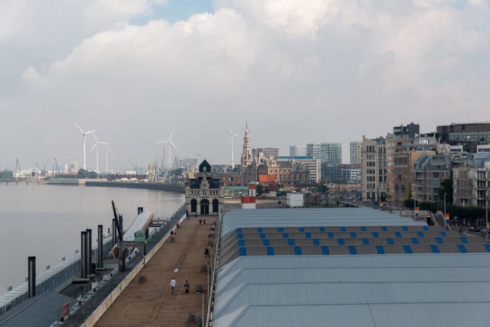 Aussicht auf die Schelde während eines Tagesausflugs nach Antwerpen Aussicht auf die Schelde während eines Tagesausflugs nach Antwerpen