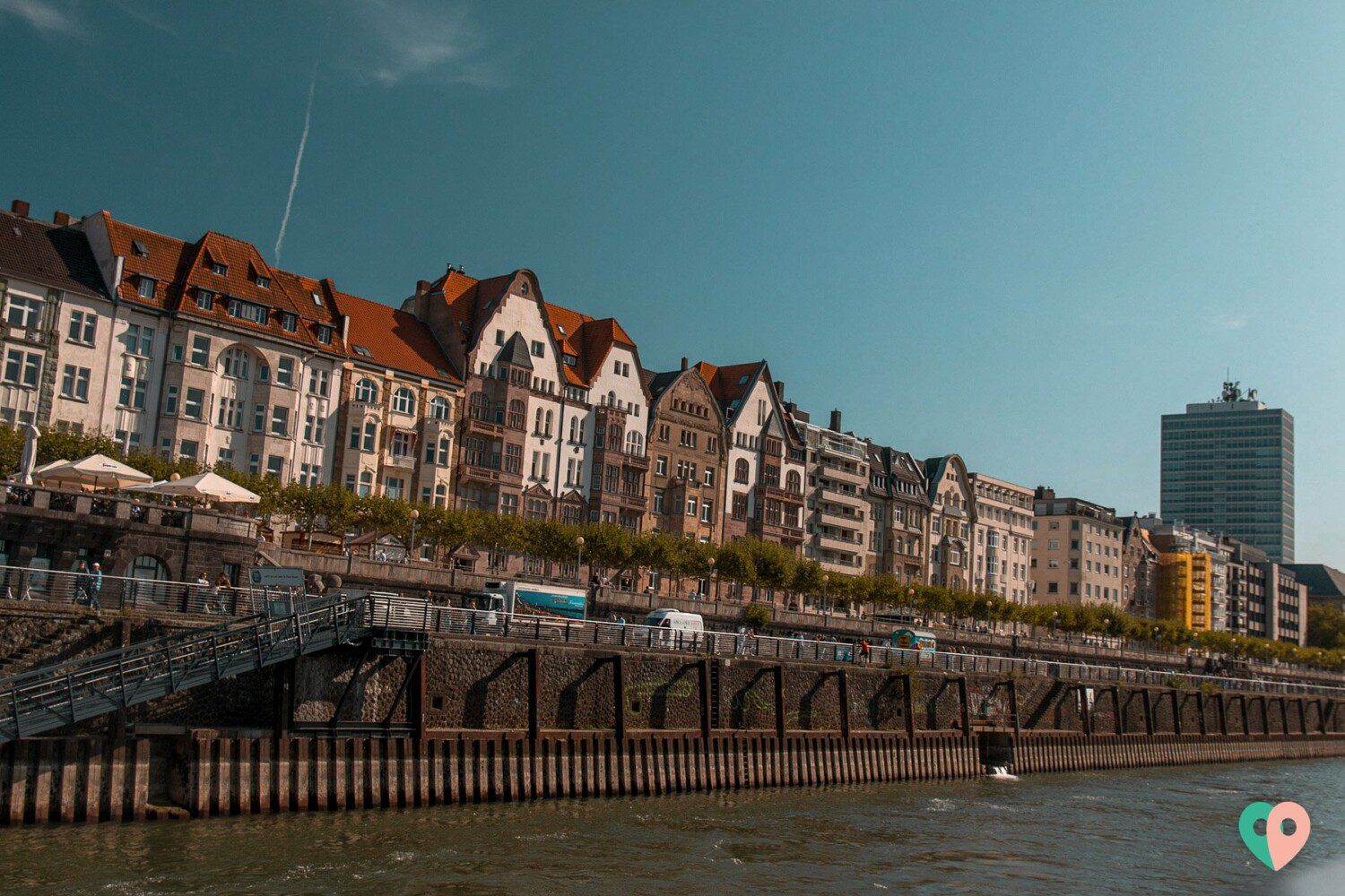 Die Düsseldorfer Promenade vom Boot aus