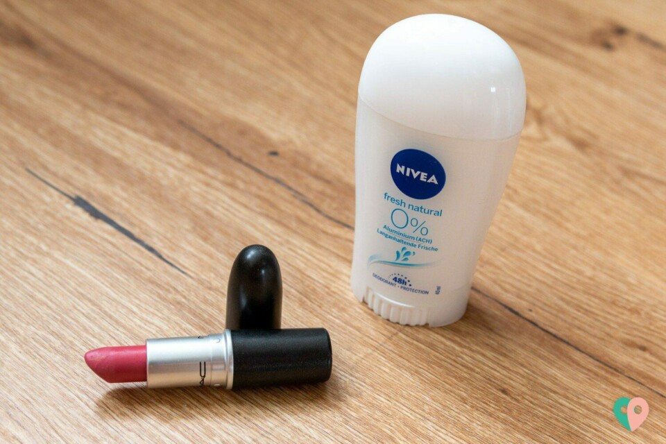 Deostick und Lippenstift im Handgepäck