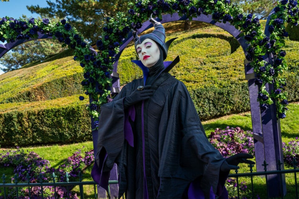 Triff Maleficent während der Halloween-Saison im Disneyland Paris