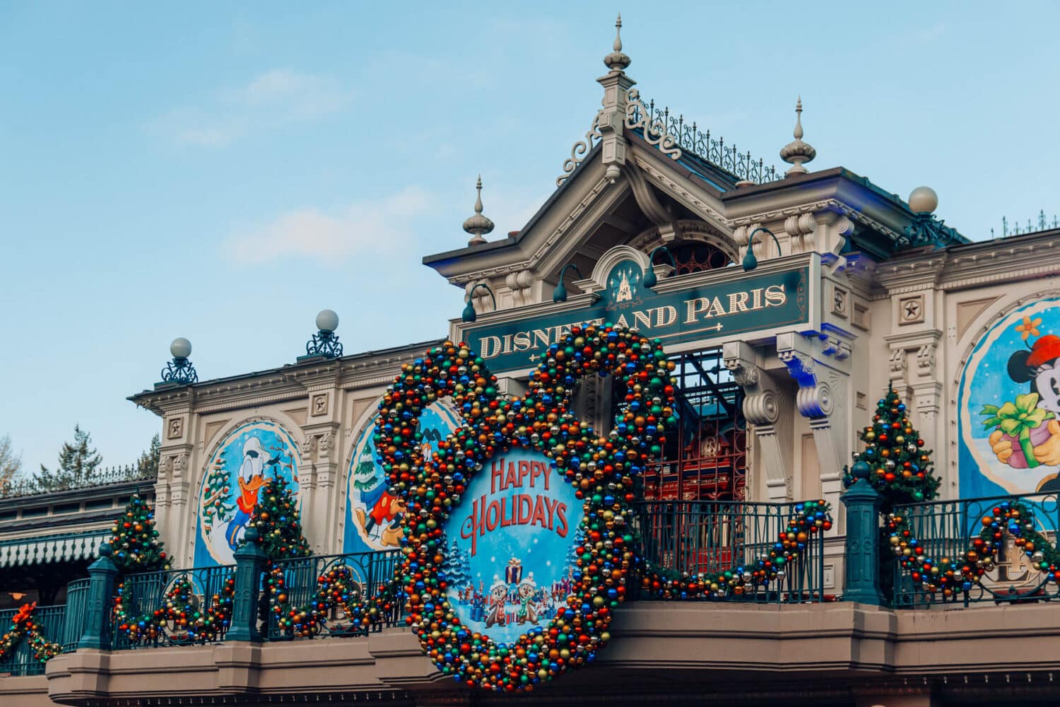 Eingangsbereich des Disneyland Paris zur Weihnachtszeit